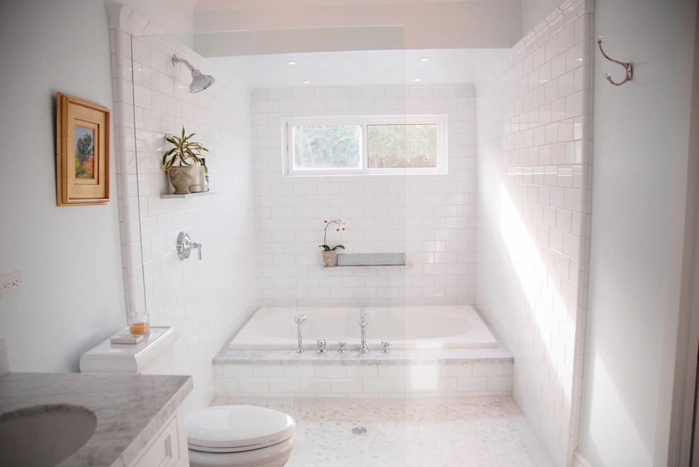 サンディエゴにあるトラディショナルスタイルのおしゃれな浴室 (アンダーカウンター洗面器、白いキャビネット、ドロップイン型浴槽、オープン型シャワー、白いタイル、サブウェイタイル、オープンシャワー) の写真