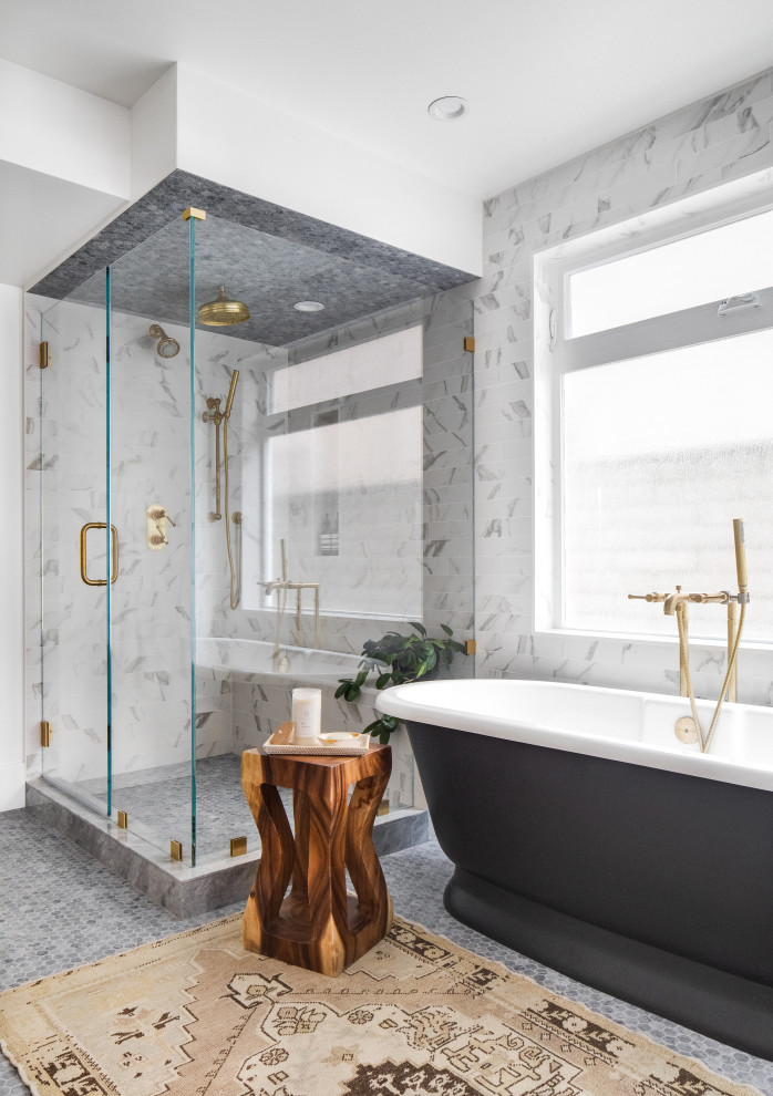 Imagen de cuarto de baño principal clásico renovado con bañera exenta, ducha empotrada, paredes grises, suelo gris y ducha con puerta con bisagras