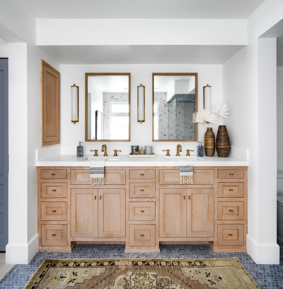 Immagine di una stanza da bagno padronale classica con ante con riquadro incassato, ante in legno scuro, pavimento con piastrelle a mosaico, lavabo sottopiano, pavimento grigio, top bianco, due lavabi e mobile bagno incassato