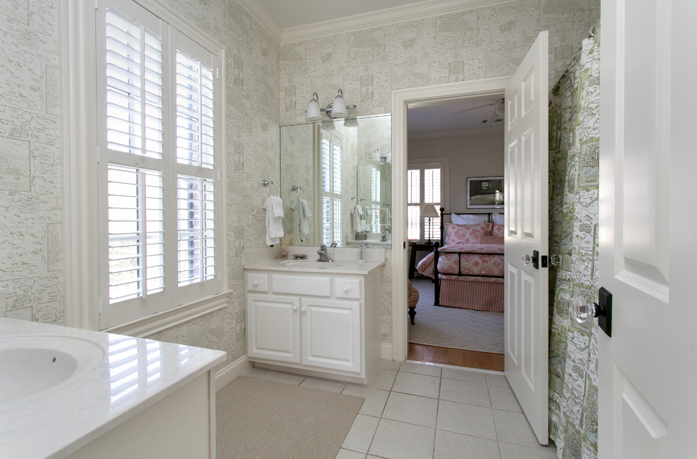 Idéer för att renovera ett mellanstort vintage badrum med dusch, med luckor med infälld panel, vita skåp, vita väggar, klinkergolv i keramik, ett integrerad handfat, bänkskiva i kvarts och vitt golv