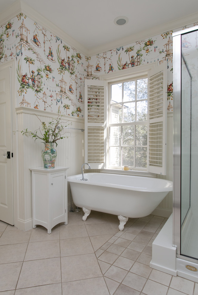 Стильный дизайн: главная ванная комната среднего размера в классическом стиле с белыми стенами, ванной на ножках, угловым душем, полом из керамической плитки, бежевым полом и душем с распашными дверями - последний тренд