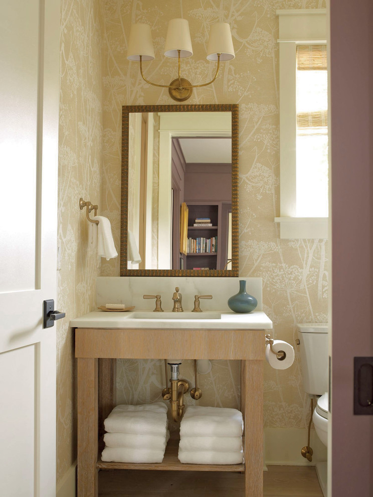 Ejemplo de cuarto de baño exótico con lavabo tipo consola