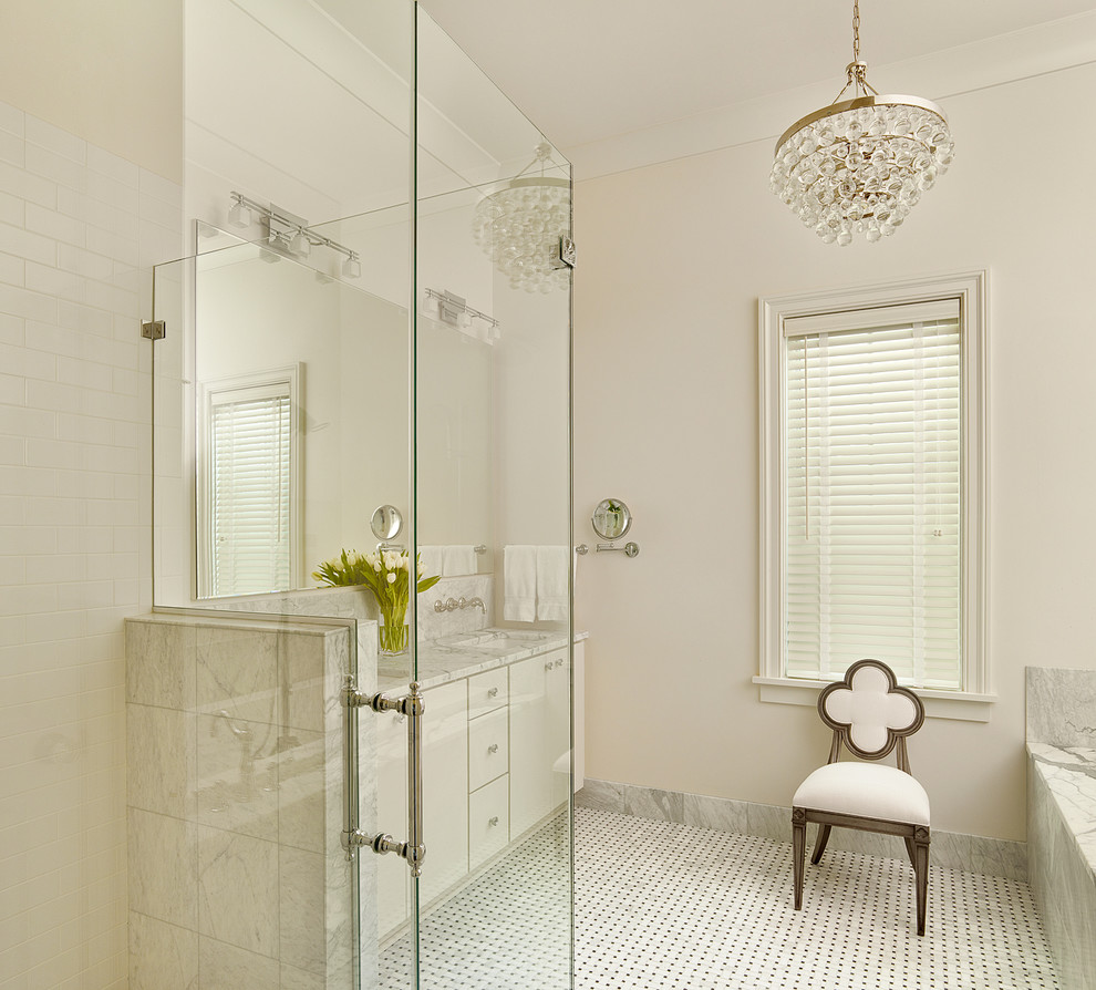 На фото: ванная комната в стиле неоклассика (современная классика) с врезной раковиной, плоскими фасадами, белыми фасадами, угловым душем и белой плиткой