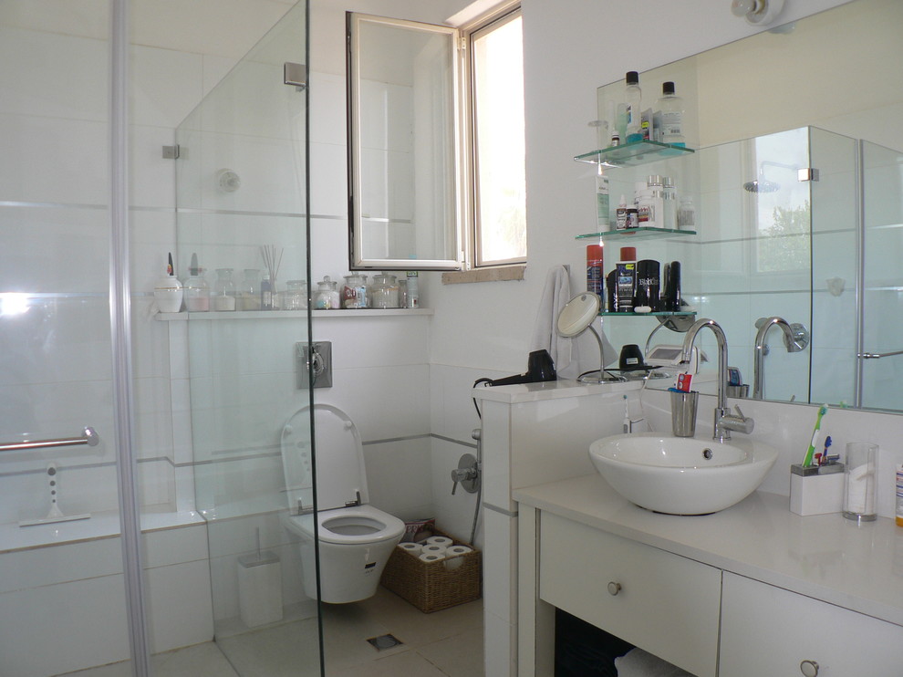 Inspiration for an eclectic bathroom remodel in Tel Aviv