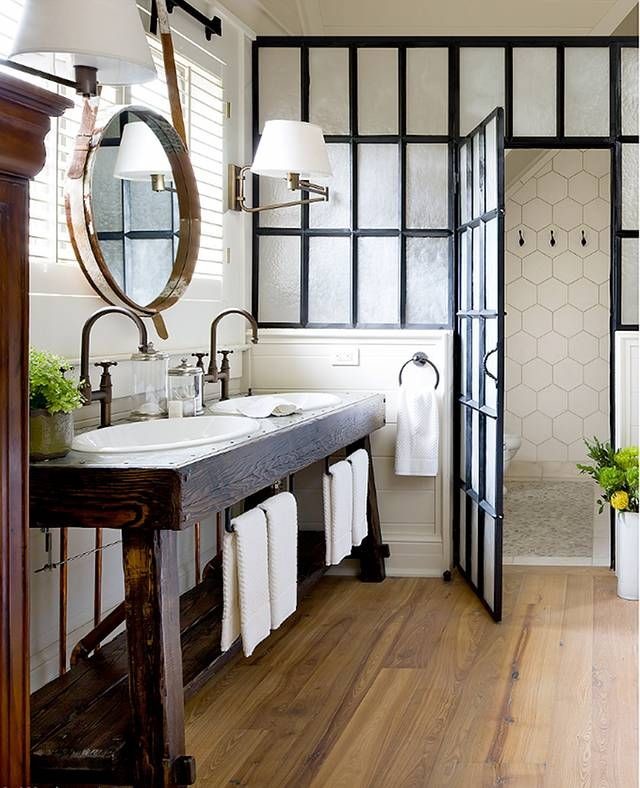 オースティンにあるカントリー風のおしゃれな浴室 (オーバーカウンターシンク、木製洗面台、白いタイル、セラミックタイル、白い壁、無垢フローリング) の写真