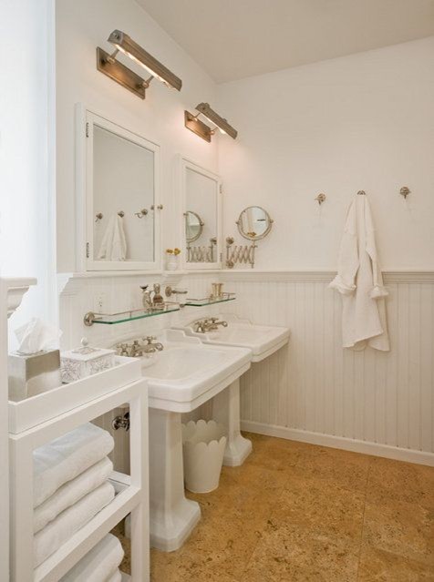 Пример оригинального дизайна: ванная комната в стиле кантри с раковиной с пьедесталом, белыми стенами и пробковым полом