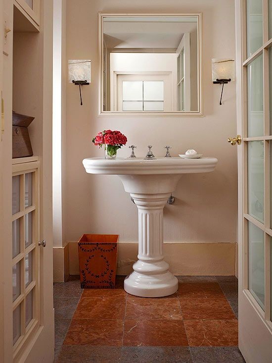 Imagen de cuarto de baño tradicional con lavabo con pedestal, paredes beige y suelo de corcho