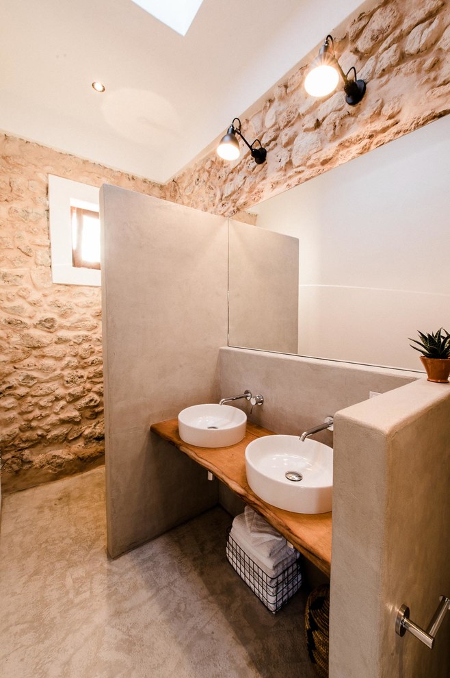 Ejemplo de cuarto de baño mediterráneo con microcemento