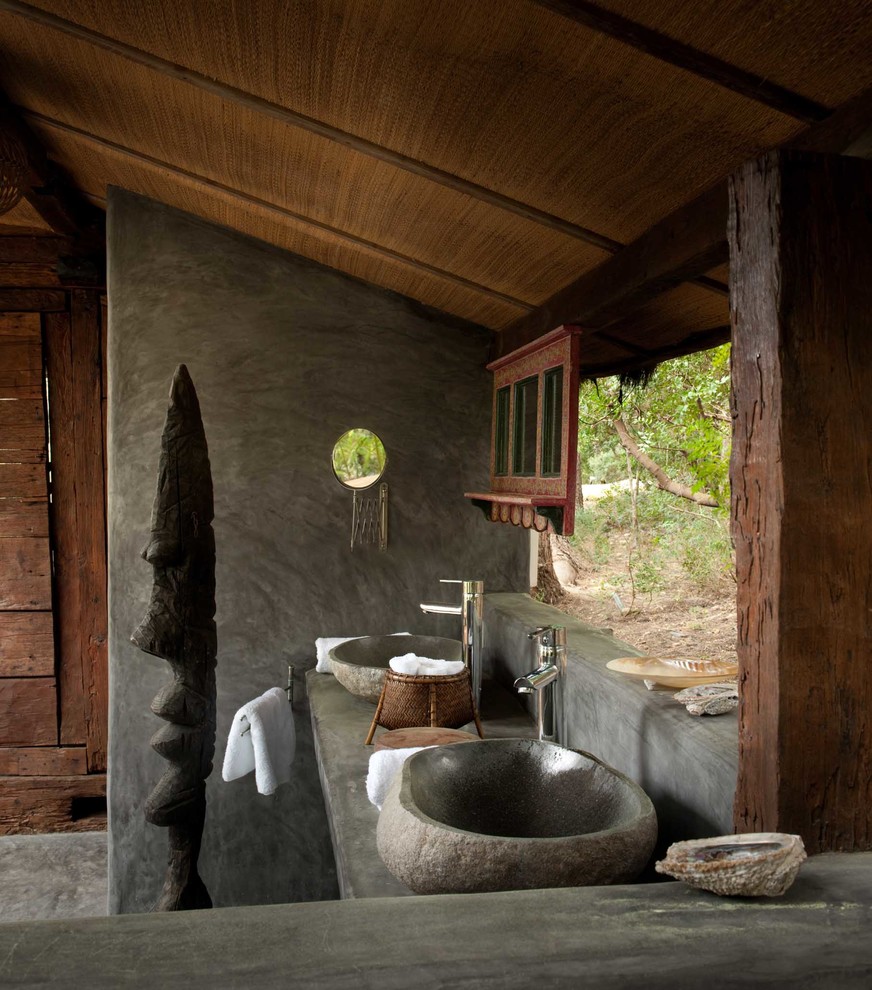 Modelo de cuarto de baño exótico pequeño con lavabo sobreencimera, encimera de cemento, paredes grises y aseo y ducha