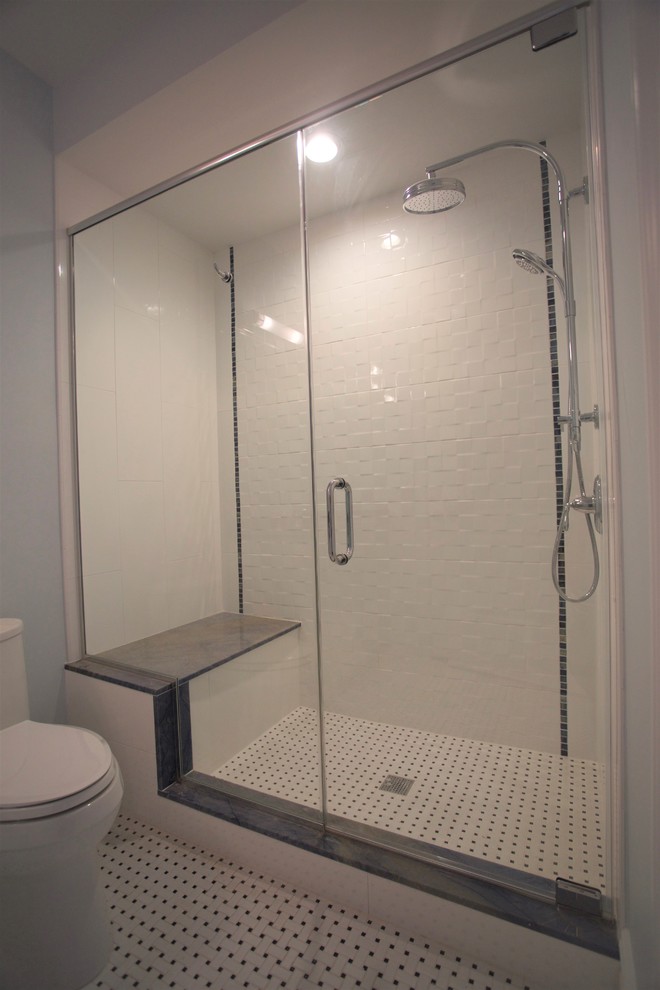 Foto di una stanza da bagno padronale chic di medie dimensioni con vasca ad angolo, doccia ad angolo, piastrelle in ceramica e porta doccia a battente