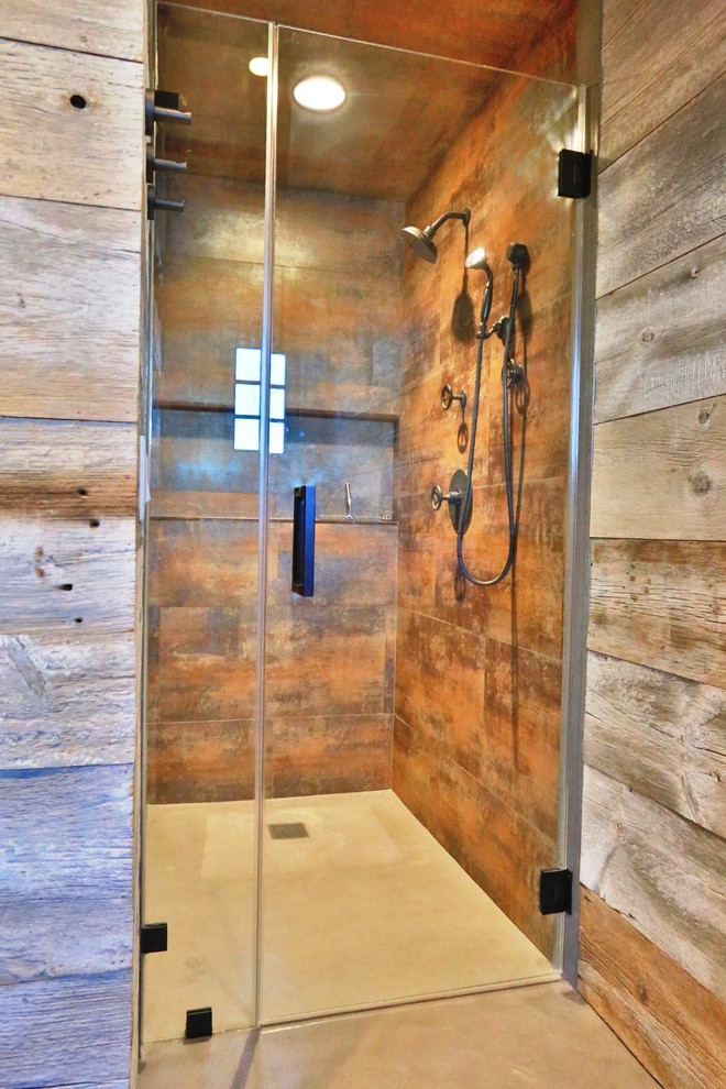 Esempio di una stanza da bagno stile rurale con doccia alcova, pavimento in cemento, piastrelle marroni, piastrelle in gres porcellanato, pareti marroni, pavimento beige e porta doccia a battente