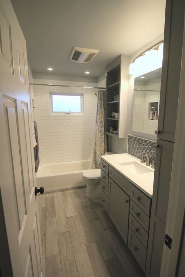 Foto på ett mellanstort vintage en-suite badrum, med luckor med infälld panel, grå skåp, ett badkar i en alkov, en dusch/badkar-kombination, en toalettstol med hel cisternkåpa, vit kakel, keramikplattor, grå väggar, målat trägolv, ett undermonterad handfat, grått golv och dusch med duschdraperi