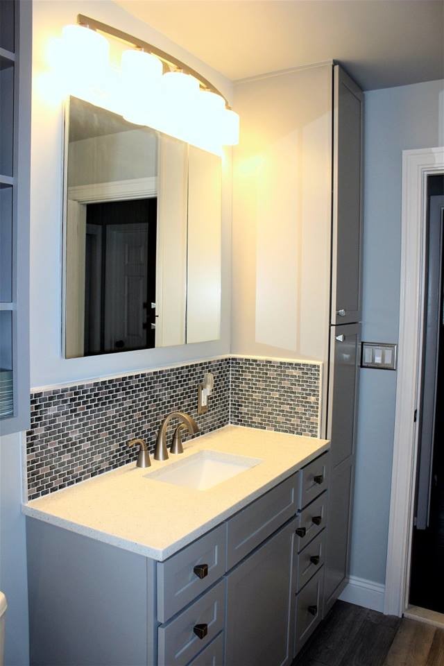 Bild på ett mellanstort vintage en-suite badrum, med luckor med infälld panel, grå skåp, ett badkar i en alkov, en dusch/badkar-kombination, en toalettstol med hel cisternkåpa, vit kakel, keramikplattor, grå väggar, målat trägolv, ett undermonterad handfat, grått golv och dusch med duschdraperi