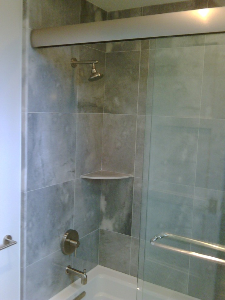 Inredning av ett klassiskt litet badrum, med ett badkar i en alkov, en dusch/badkar-kombination och vita väggar