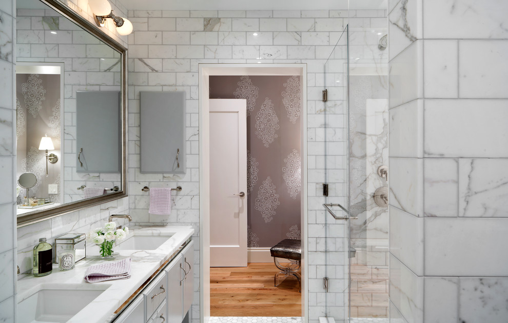 Diseño de cuarto de baño contemporáneo con lavabo bajoencimera, puertas de armario blancas, encimera de mármol, ducha empotrada y baldosas y/o azulejos de piedra