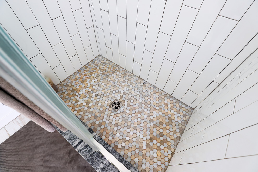 Kleines Modernes Badezimmer En Suite mit Doppeldusche, weißen Fliesen, Porzellanfliesen, weißer Wandfarbe, buntem Boden und Schiebetür-Duschabtrennung in Denver