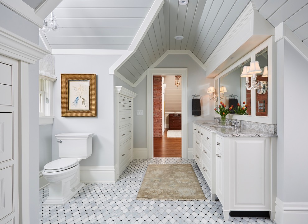 Inspiration för mellanstora klassiska grått en-suite badrum, med vita skåp, en toalettstol med separat cisternkåpa, grå kakel, marmorkakel, grå väggar, mosaikgolv, ett undermonterad handfat, bänkskiva i kvarts, grått golv och luckor med upphöjd panel