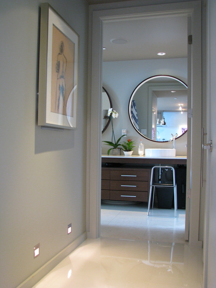 Exempel på ett stort modernt en-suite badrum, med släta luckor, skåp i mörkt trä, grå väggar, marmorgolv, ett fristående handfat, bänkskiva i akrylsten, vit kakel och porslinskakel