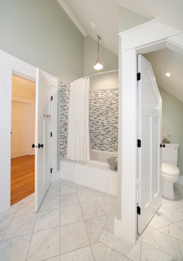 Свежая идея для дизайна: ванная комната в современном стиле с ванной в нише, душем над ванной, удлиненной плиткой и разноцветной плиткой - отличное фото интерьера
