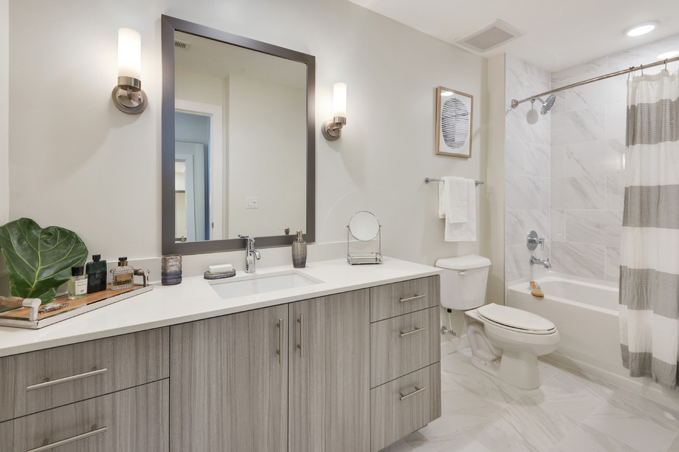 Пример оригинального дизайна: детская, серо-белая ванная комната среднего размера в современном стиле с плоскими фасадами, раздельным унитазом, белой плиткой, мраморной плиткой, мраморным полом, столешницей из кварцита, серым полом, белой столешницей, серыми фасадами, ванной в нише, душем над ванной, серыми стенами, врезной раковиной и шторкой для ванной