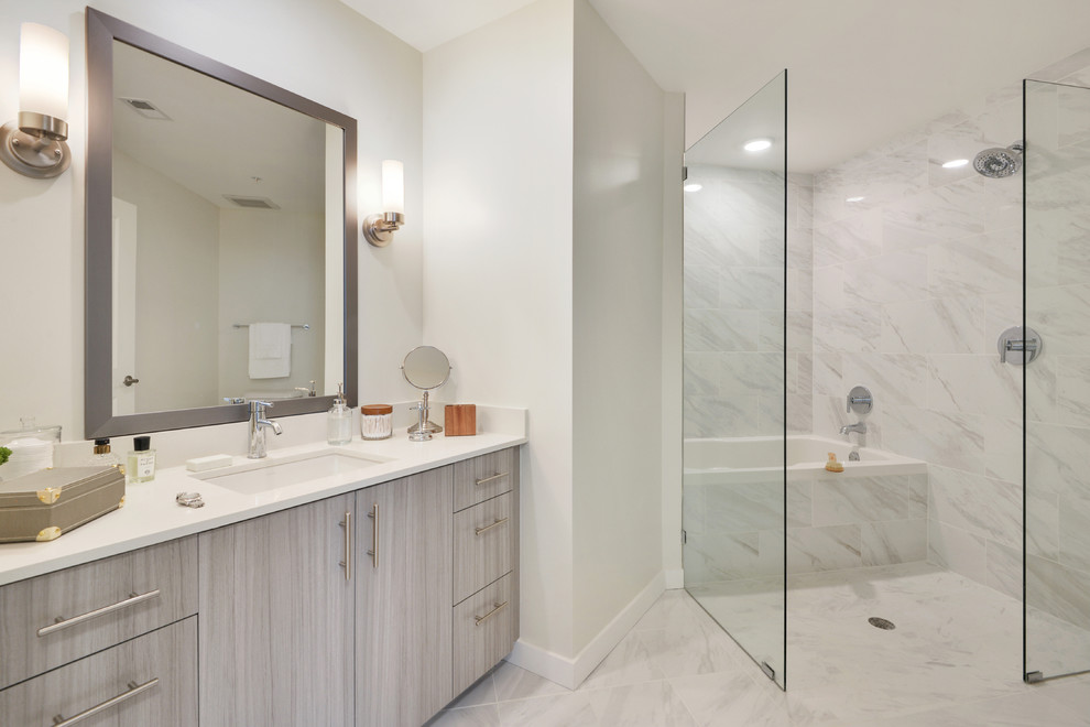 Mittelgroßes Modernes Badezimmer mit Einbaubadewanne, offener Dusche, weißen Fliesen, Marmorfliesen, Marmorboden, Quarzit-Waschtisch, offener Dusche und weißer Waschtischplatte in Atlanta