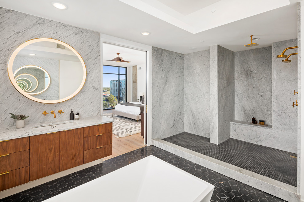 Modernes Badezimmer En Suite mit flächenbündigen Schrankfronten, hellbraunen Holzschränken, Duschnische, Unterbauwaschbecken, schwarzem Boden und grauer Waschtischplatte in Nashville