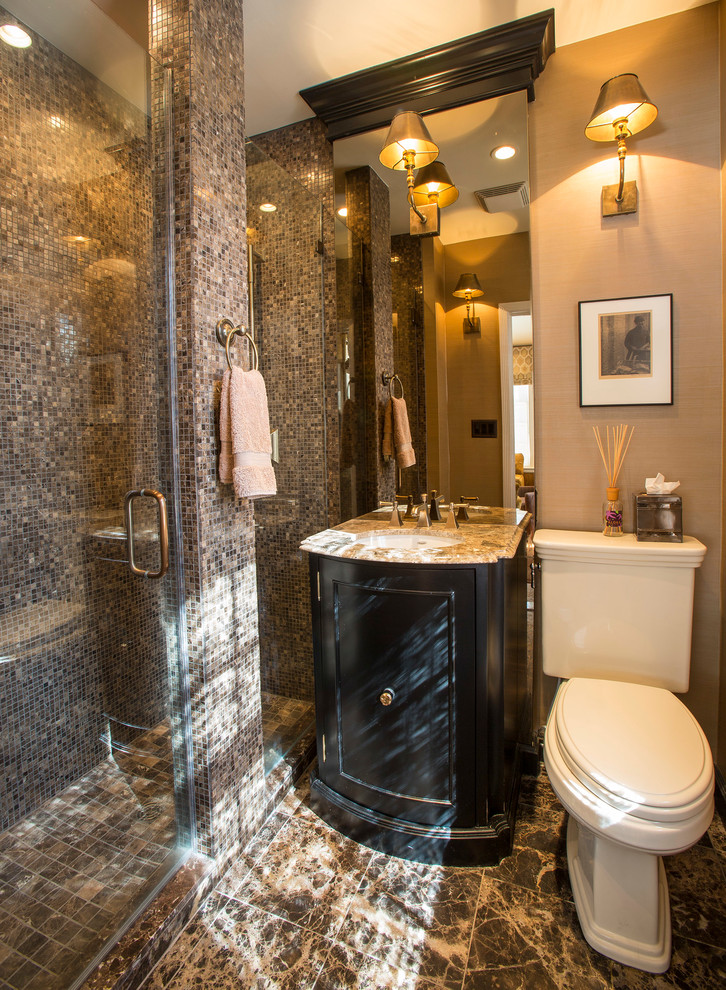 Ejemplo de cuarto de baño tradicional renovado pequeño con armarios tipo mueble, puertas de armario negras, encimera de granito, baldosas y/o azulejos marrones, baldosas y/o azulejos en mosaico, paredes beige y suelo de mármol