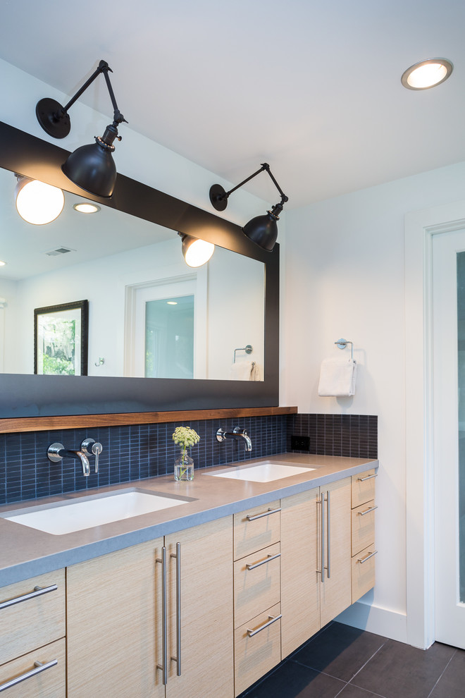 Inspiration pour une salle de bain principale design en bois clair avec un placard à porte plane et un plan de toilette gris.