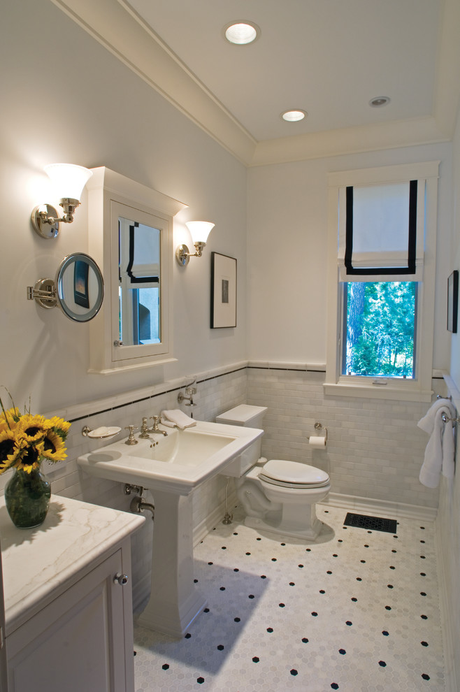Mittelgroßes Klassisches Badezimmer mit Sockelwaschbecken, verzierten Schränken und Linoleum in San Francisco