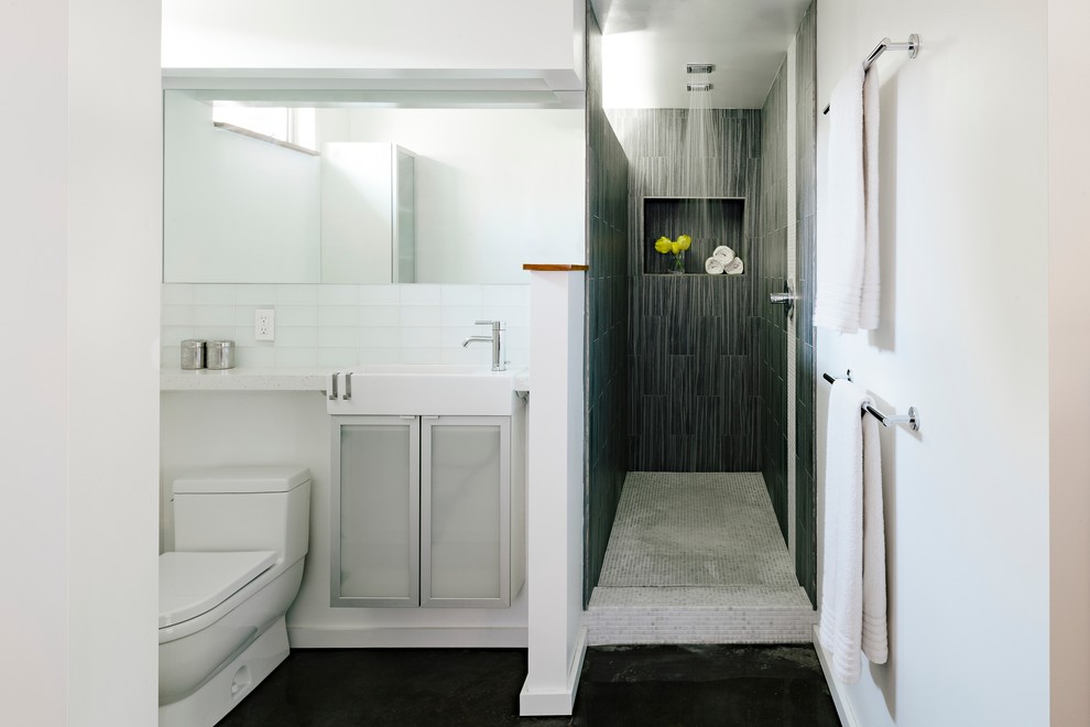 Idee per una stretta e lunga stanza da bagno moderna con ante di vetro, doccia aperta, piastrelle grigie, piastrelle di vetro e doccia aperta