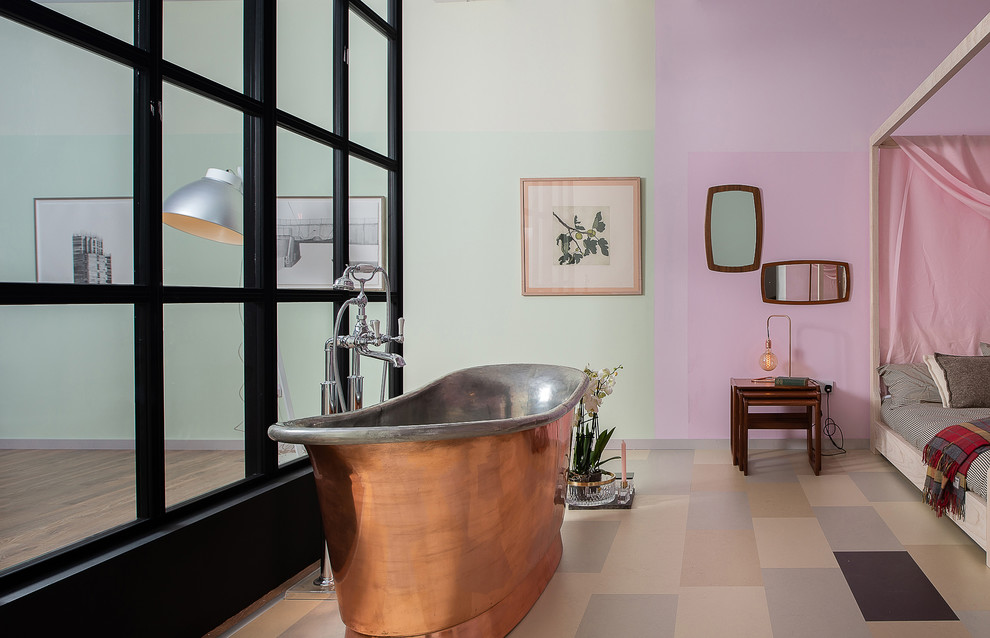 Ejemplo de cuarto de baño contemporáneo con bañera exenta, paredes verdes y suelo multicolor