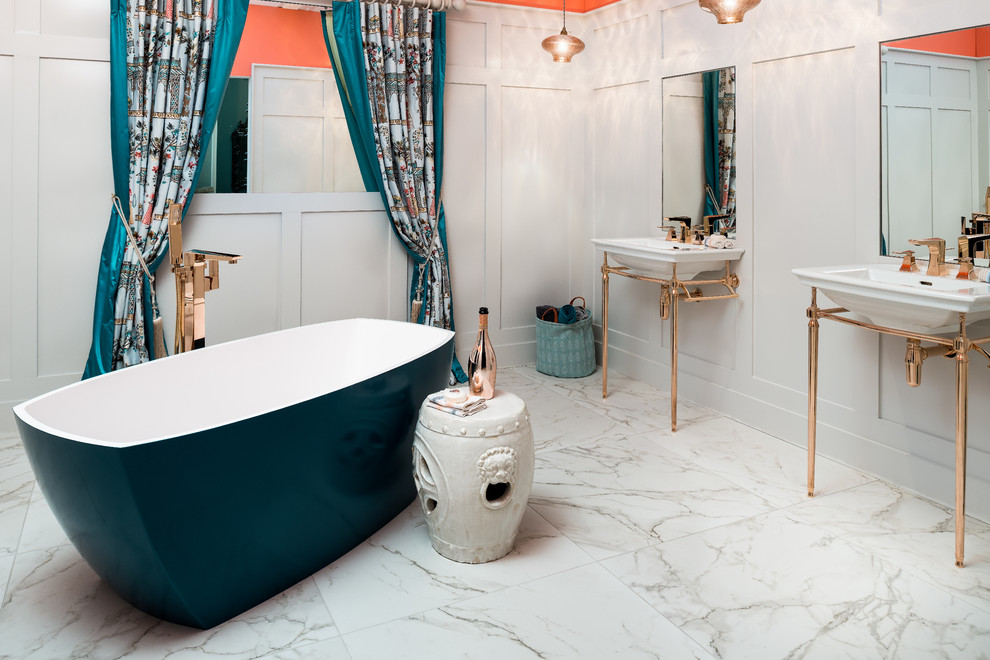 Foto de cuarto de baño ecléctico con bañera exenta, suelo de mármol, lavabo con pedestal y suelo blanco
