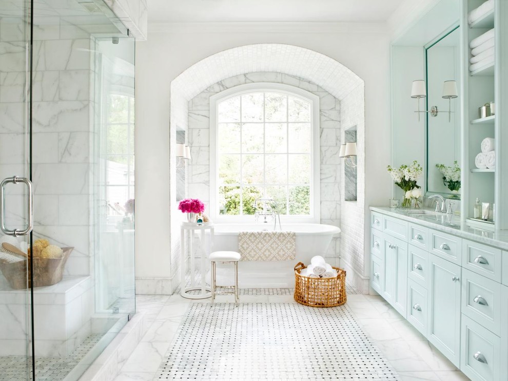Свежая идея для дизайна: ванная комната в классическом стиле с душем с распашными дверями - отличное фото интерьера