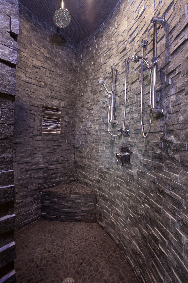 Foto de cuarto de baño principal rústico extra grande con ducha doble, paredes grises y suelo de baldosas tipo guijarro