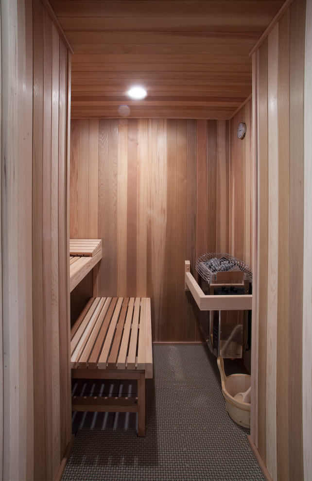 Aménagement d'un sauna classique de taille moyenne avec un mur marron et parquet en bambou.