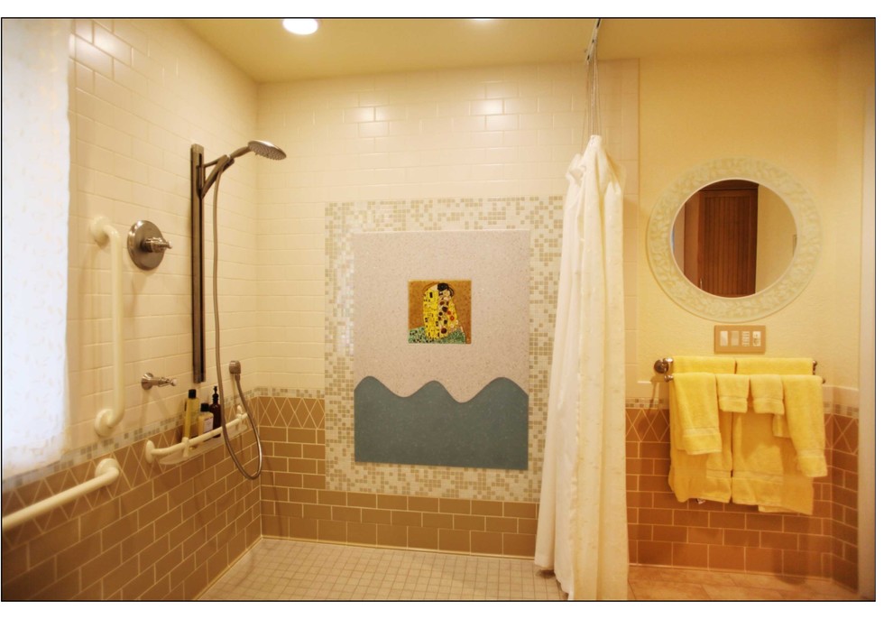Пример оригинального дизайна: большая главная ванная комната с врезной раковиной, плоскими фасадами, душем без бортиков, биде, разноцветной плиткой, керамогранитной плиткой, желтыми стенами и полом из керамогранита