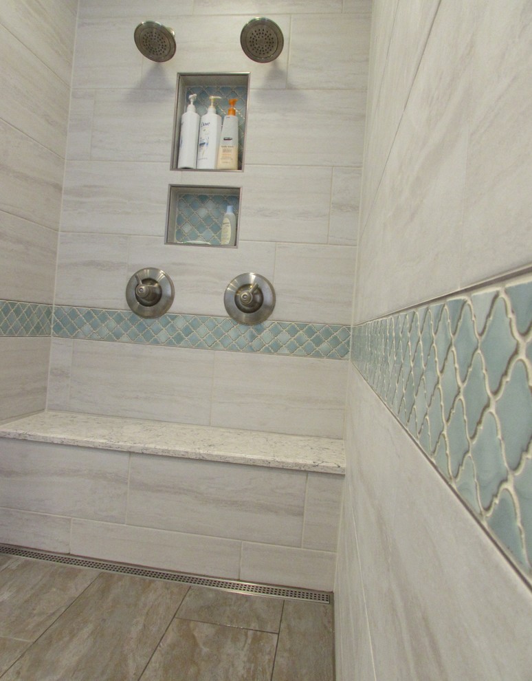 Idéer för stora vintage flerfärgat en-suite badrum, med möbel-liknande, vita skåp, en öppen dusch, beige kakel, keramikplattor, gröna väggar, klinkergolv i keramik, granitbänkskiva och flerfärgat golv