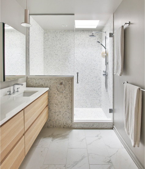 Inspiration för mellanstora moderna badrum med dusch, med skåp i ljust trä, en dusch i en alkov, grå kakel, grå väggar, bänkskiva i akrylsten, släta luckor, en toalettstol med separat cisternkåpa, mosaik, marmorgolv och ett undermonterad handfat
