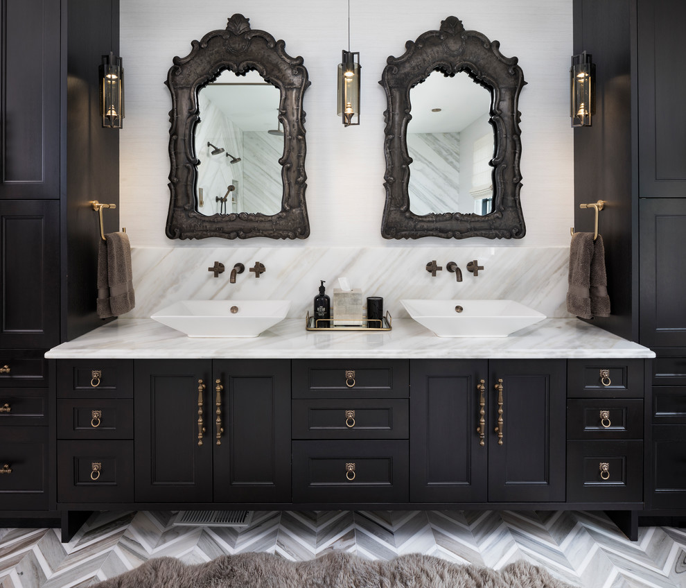 Свежая идея для дизайна: главная ванная комната в средиземноморском стиле с фасадами с утопленной филенкой, черными фасадами, белыми стенами, настольной раковиной и разноцветным полом - отличное фото интерьера