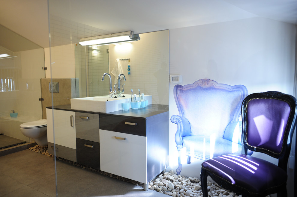 Photo of a modern bathroom in Tel Aviv.