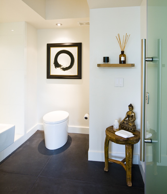 Idéer för funkis badrum, med ett väggmonterat handfat, en dusch i en alkov, en toalettstol med hel cisternkåpa, beige väggar och betonggolv
