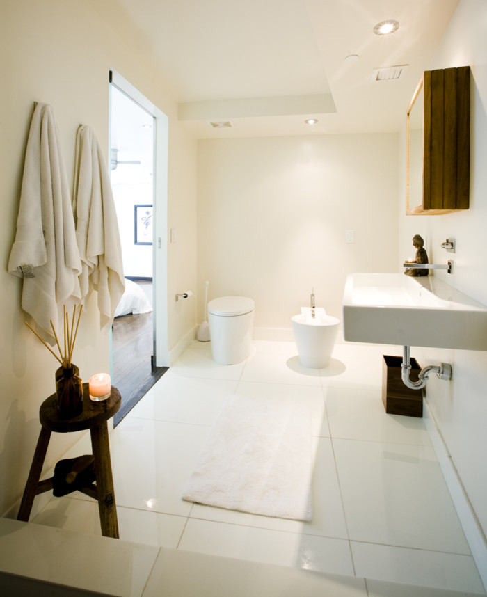 Exemple d'une salle de bain principale tendance de taille moyenne avec un lavabo suspendu, une douche ouverte, WC à poser, un carrelage blanc et un mur beige.