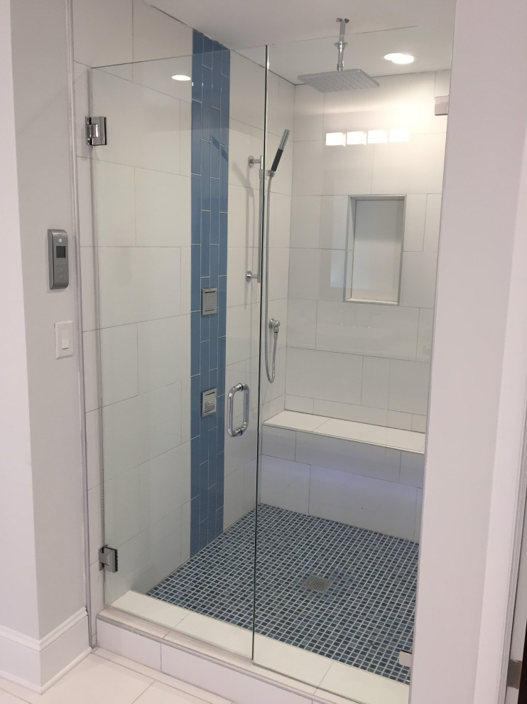 Идея дизайна: главная ванная комната среднего размера в стиле модернизм с плоскими фасадами, белыми фасадами, накладной ванной, душем в нише, синей плиткой, серой плиткой, керамогранитной плиткой, серыми стенами, полом из керамогранита, настольной раковиной, столешницей из искусственного кварца, белым полом, душем с распашными дверями и серой столешницей