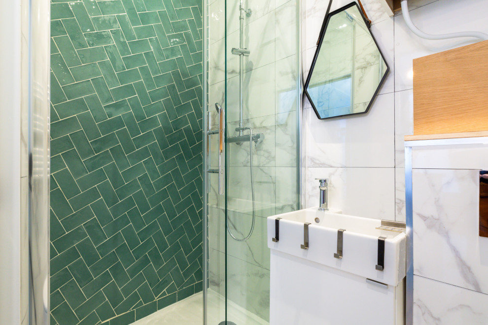 Идея дизайна: ванная комната в современном стиле с плоскими фасадами, белыми фасадами, зеленой плиткой, консольной раковиной и тумбой под одну раковину