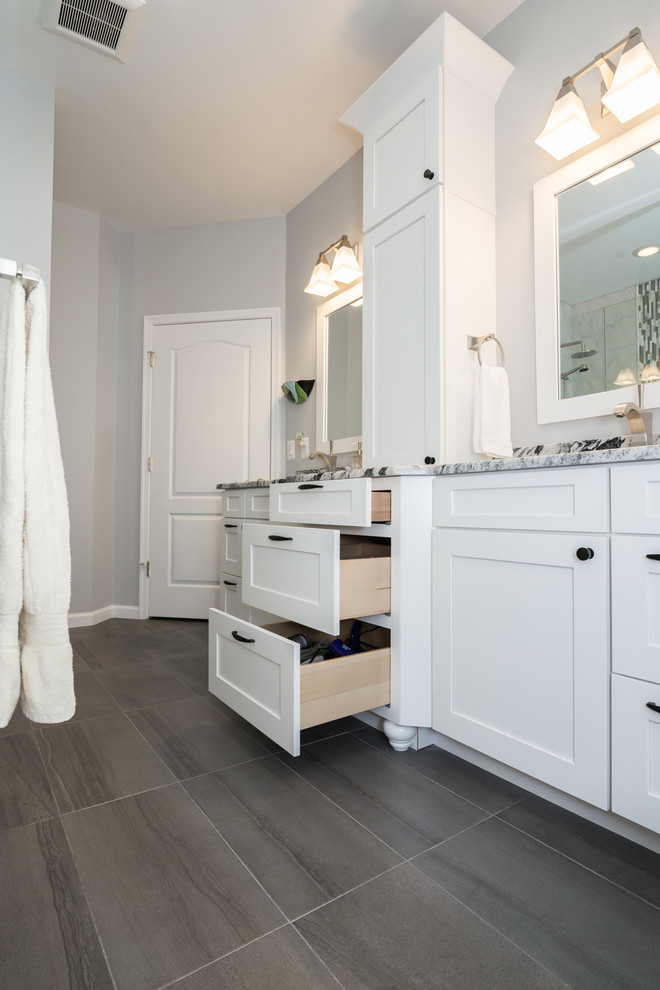 Klassisk inredning av ett mellanstort en-suite badrum, med skåp i shakerstil, vita skåp, en kantlös dusch, en toalettstol med separat cisternkåpa, grå väggar, klinkergolv i porslin, ett undermonterad handfat och marmorbänkskiva