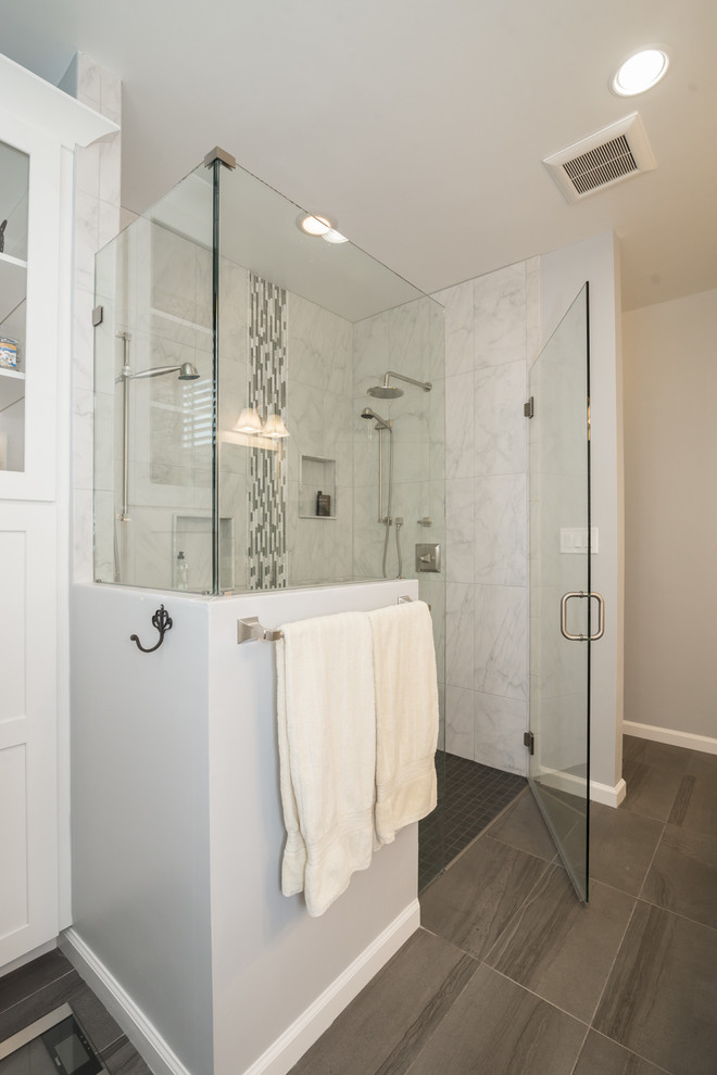 Idéer för ett mellanstort klassiskt en-suite badrum, med skåp i shakerstil, vita skåp, en kantlös dusch, en toalettstol med separat cisternkåpa, grå väggar, klinkergolv i porslin, ett undermonterad handfat och marmorbänkskiva