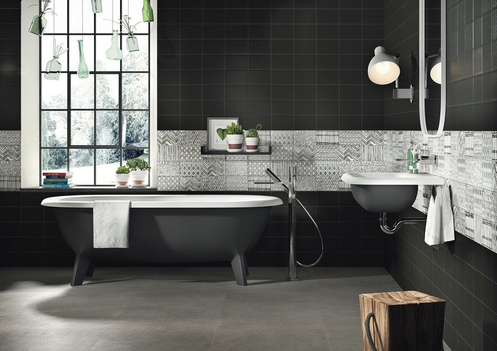 На фото: ванная комната в стиле модернизм с ванной на ножках, черно-белой плиткой, керамогранитной плиткой, разноцветными стенами, полом из сланца и подвесной раковиной