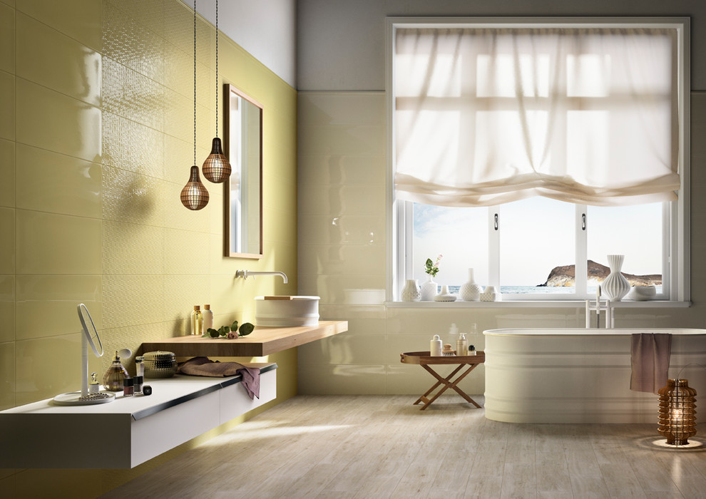 Diseño de cuarto de baño actual con baldosas y/o azulejos amarillos, baldosas y/o azulejos de cerámica, suelo de baldosas de cerámica y suelo marrón