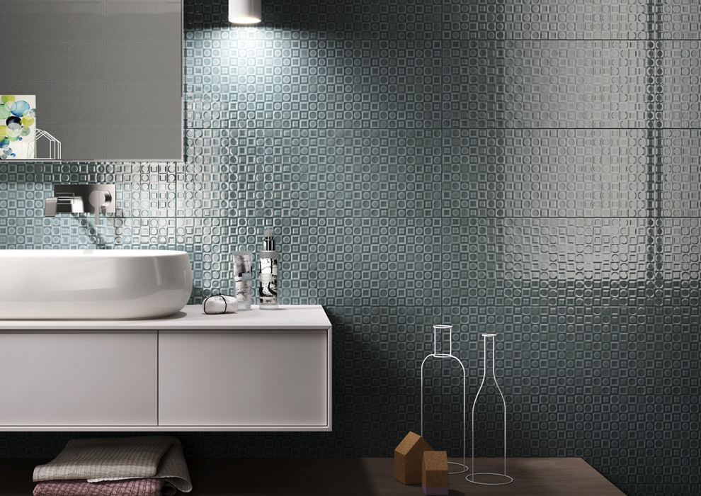 На фото: ванная комната в современном стиле с зеленой плиткой, керамической плиткой и зелеными стенами
