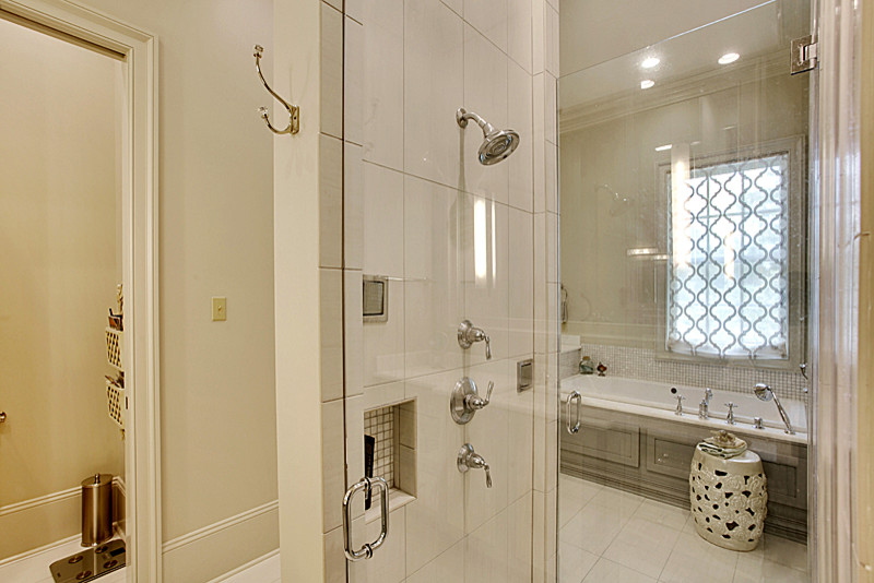 На фото: главная ванная комната среднего размера в стиле кантри с фасадами островного типа, серыми фасадами, накладной ванной, двойным душем, белой плиткой, керамической плиткой, бежевыми стенами, полом из керамической плитки, врезной раковиной и мраморной столешницей с